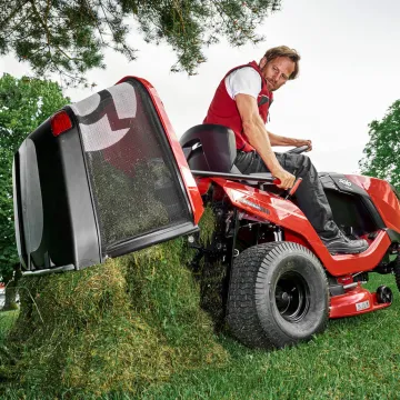 Trávny traktor Solo by AL-KO T 18-95.4 HD V2 Premium pri praci