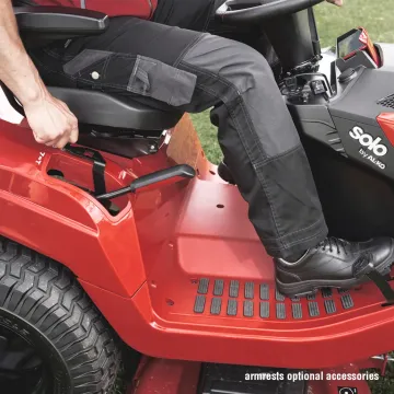 Solo by AL-KO T 18-95.4 HD V2 Premium - Traktorová záhradná kosačka pri práci