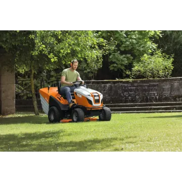 STIHL RT 6127 ZL - Traktorová kosačka pri kosení trávnika