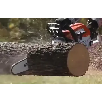 STIHL MS 211 C-BE pri práci s drevom