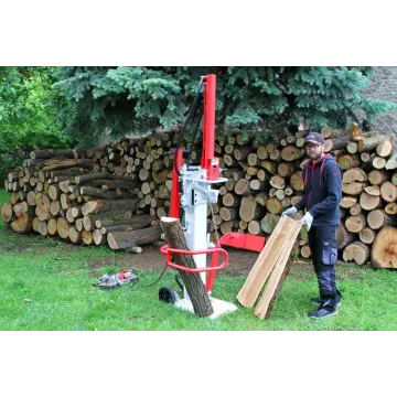 Štiepanie dreva na štiepačke VARI 11 ton - 400V