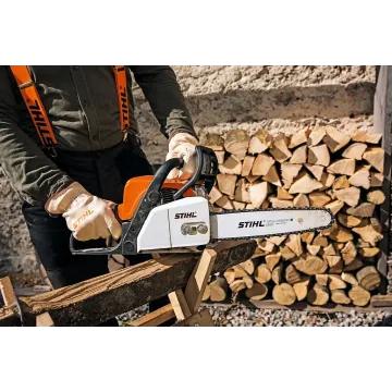 STIHL MS 180 pri práci s drevom