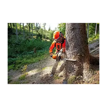 STIHL MS 211 pri práci v lese