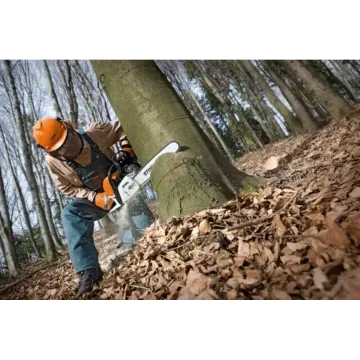 STIHL MS 881 pri ťažbe dreva