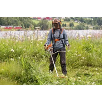 STIHL FS 240 C-E pri kosení záhrady